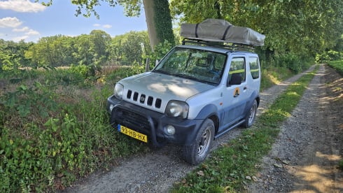 Vivi l'avventura con questa Suzuki Jimny dotata di tenda da tetto!
