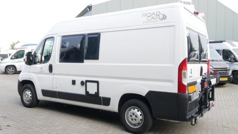 Carado 5.40 meter Buscamper, 2 sleeping - 4 seats.