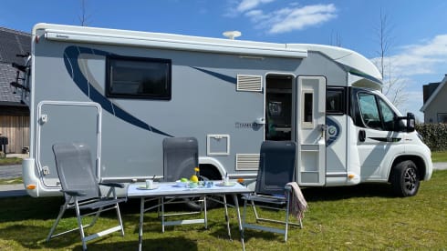 Geniet van ‘Camper Exclusief’ 💃🏻 – Super cool Camper CHAUSSON with Queen size bed.