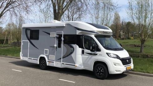 Geniet van ‘Camper Exclusief’ 💃🏻 – Super cool Camper CHAUSSON with Queen size bed.