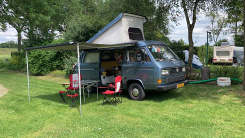 Kamper Barry – 4-person Volkswagen campervan from 1984