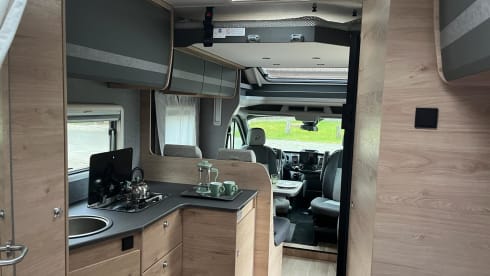 Spacious camper, full option, incl. air conditioning, for up to 4 people. 