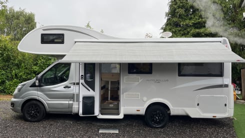 Roller Team 746 - 6 belts/overcab/ – 2023 Roller Team 6 sleeper/rear lounge 