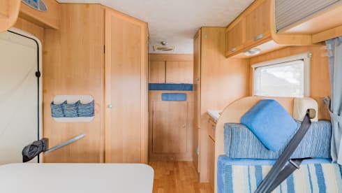 Neat 3-person camper, XXL garage, reversing camera, air conditioning