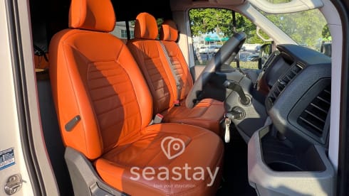 Lottie – Volkswagen Off-Grid Camper Sleeps 4 - Carries 5