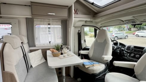 Carado T338 familiecamper – Luxurious spacious family camper, almost new and fully equipped. 