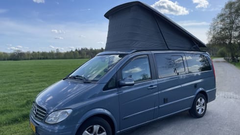 4p Mercedes-Benz bus from 2004