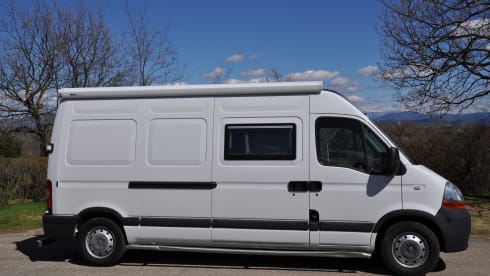 Fully equipped 2-person Renault camper van with bed up to 175 x 205 cm