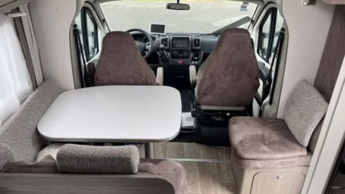 ⭐️⭐️⭐️ 2 person semi-integrated camper queen bed ⭐️⭐️⭐️ 