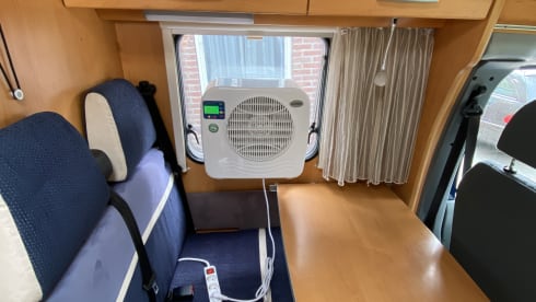 Compact and fully equipped Ford Hymer 522 Campervan