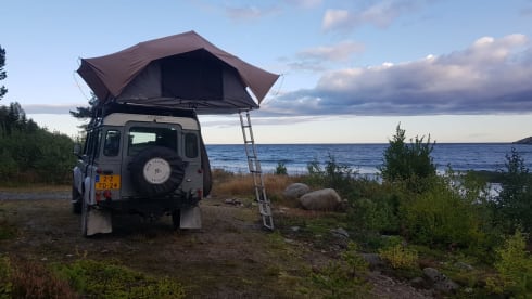 110 grijs – Land Rover Defender 110 with roof tent