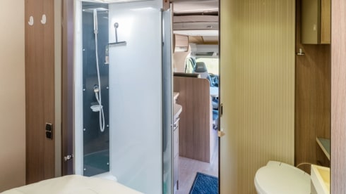 Challenger! – Ruime, moderne en luxe camper met 4 vaste slaapplekken - XL garage