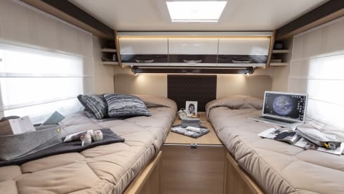 McLouis 1 Automaat – Premium Freedom! Modern Italian camper with single beds