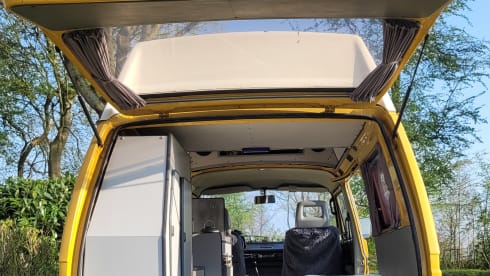 CHICO – cozy, neat, canary yellow oldtimer VW T3 for rent!