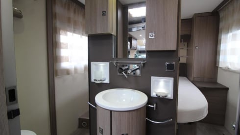 4p Challenger semi-integrated with queen bed