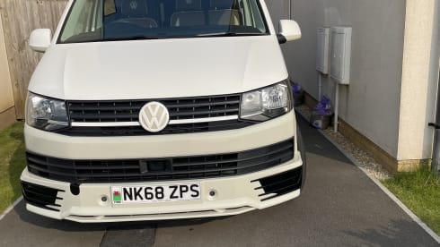 Freddie – 4 berth Volkswagen campervan from 2018 (Air con & Diesel heater)