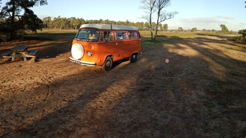 Orange  – Hip Orange retro Volkswagen T-2 Camper