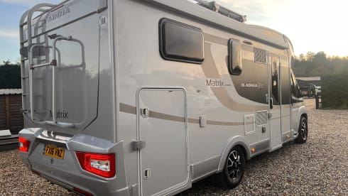 SilverBird – luxurious Adria Matrix 670SL - Located 10mins from Heathrow Airport