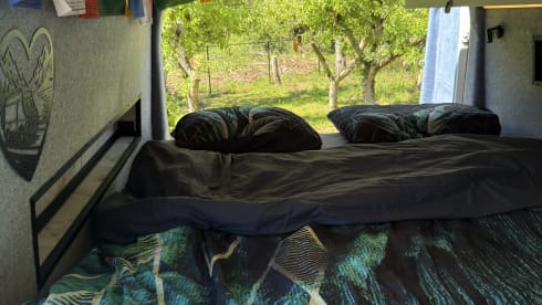 Rocco – Welkom in Rocco, onze rood zwarte Ford Transit Camperbus