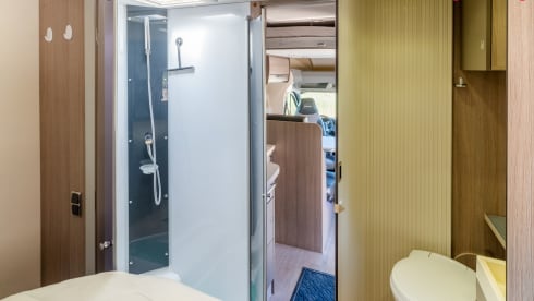 Challenger! – Spacious, modern and luxurious camper with 4 fixed sleeping places - XL garage