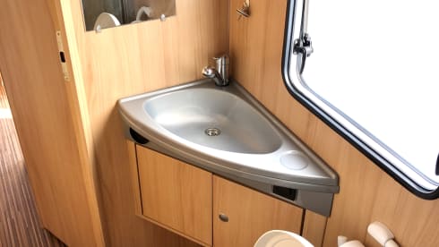 Very nice and complete spacious family camper for 2-4 persons