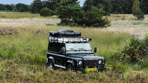 The Mail Man – Avontuurlijke Land Rover Defender 90 met nieuwe daktent en luifel