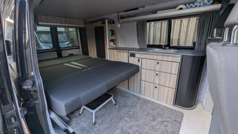 Exclusive camper van VW T5 with pop-up roof