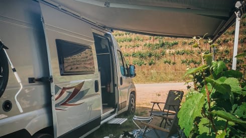 Jackie's hut – Mooie Peugot Camperbus, 150Pk