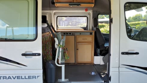 Barry Klasbak – Compact, cozy and maintained Mercedes Sprinter for 2 (tall) people
