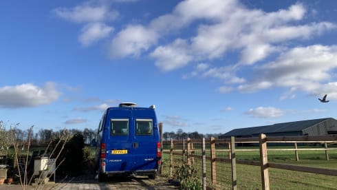 De Blauwe – 2p Pössl Peugeot Boxer bus uit 2001