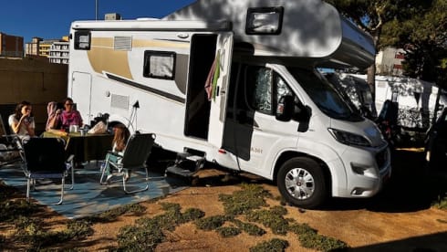 LiKaJo – Beautiful young 4-person Carado alcove from 2019