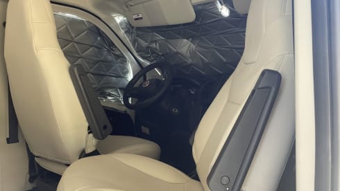 Camping-car 2 personnes (2024) McLouis Menfys Discovery Van 1