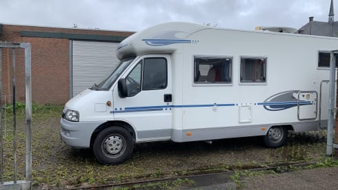 FREEDOM – 4p Adria Mobil semi-integrated uit 2006