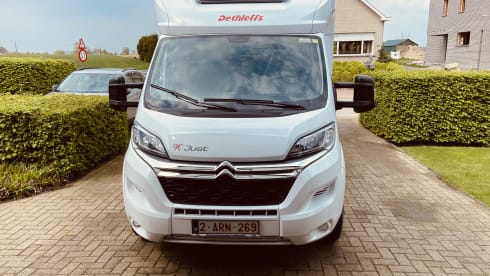 Beautiful family camper with many options!