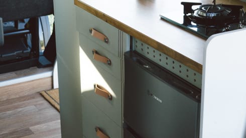 BLACK FOX – Experience the comfort and self-sufficiency of our off-grid campervan