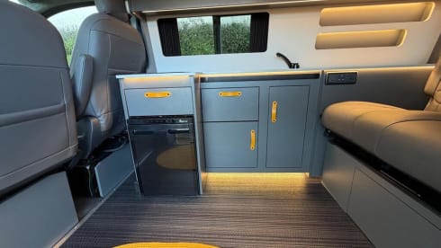 C1 – Volkswagen-Campingbus mit 4 Schlafplätzen ab 2025