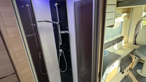 Luxury 5p Challenger, automatic, off-grid
