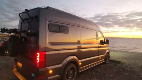 Simon – Volkswagen Crafter Luxus-Wohnmobil mit 4 Schlafplätzen