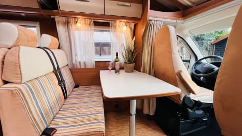 Making Memories! – Cozy fully furnished Hymer Carado 4 persons / Euro 5 motorbike