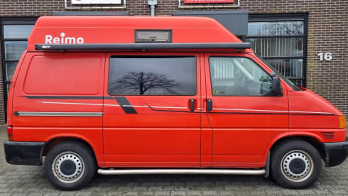 Ferrari onder de Volkswagens – 2p Volkswagen bus uit 2001