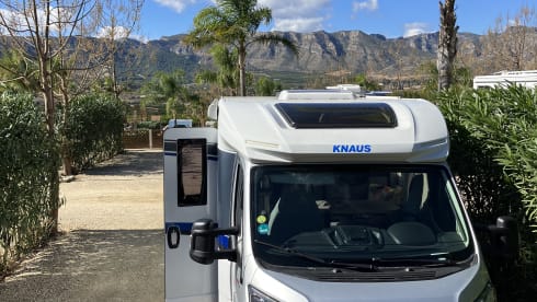 Vrije Vogels – Young luxury Knaus Sky Ti with bicycle carrier + large garage + camera