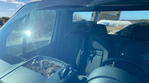 Cochonnette – Stealth & basic camper bus with XL bed