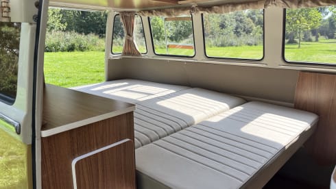 De Bus – 2p Volkswagen campervan from 1980