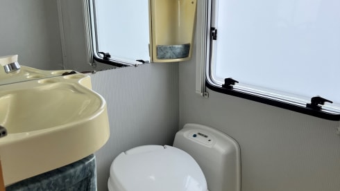 Still available for rent for these 2 weeks!!! Beautiful and spacious family camper