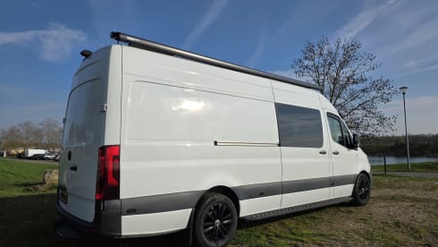 White SportsPearl – 3-sitziger Mercedes-Benz Bus aus dem Jahr 2019