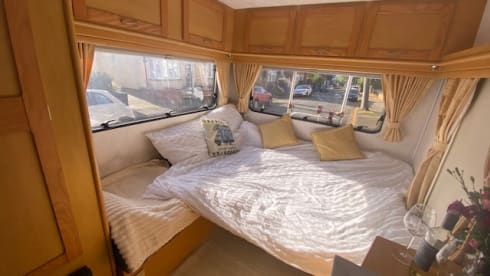 Max  – Cosy comfortable and easy to drive Peugeot MWB 4 birth motorHOME 