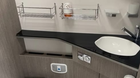 ⭐️⭐️⭐️ 2 person semi-integrated camper queen bed ⭐️⭐️⭐️ 