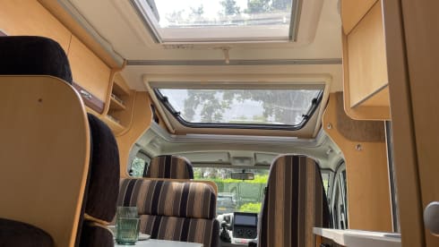 3p. Compact, complete and comfortable Sunroof Dethleffs semi-integrated.