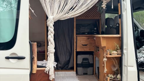 Spacious campervan - kitchen & shower - Fully off grid