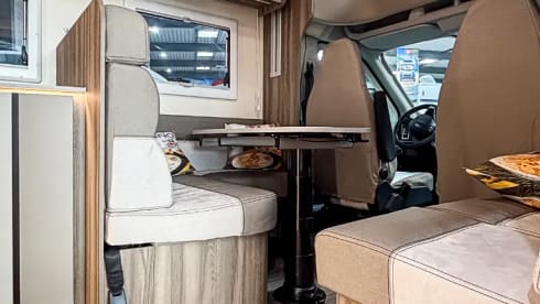 Drivetohappiness – 4p Ford semi-integrated uit 2026